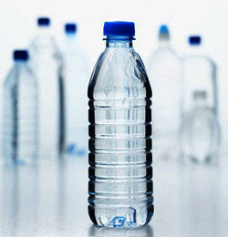 زجاجة بلاستيكية مع الماء في الجانب
