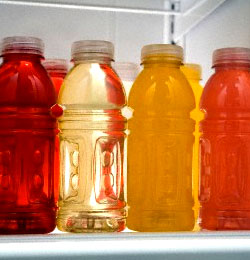 بطری پلاستیکی با آب میوه در کنار